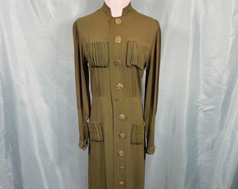 Abito vintage di ispirazione militare verde militare degli anni '30 con bottoni in ottone