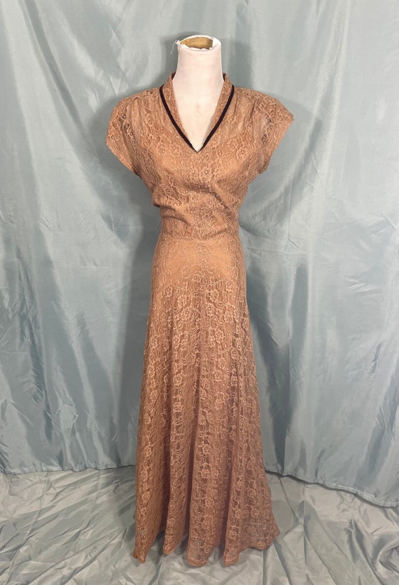 1940s Vintage Peach Beige Lace Collared Formal Gow