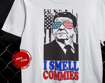 I Smell Commies Patriotic Ronald Reagan Opinión política Cita Bandera estadounidense Camiseta de manga corta unisex