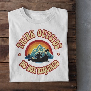 Pensa fuori: nessuna scatola richiesta Vacanze estive Vita all'aria aperta Kayak Sii diverso T-shirt unisex