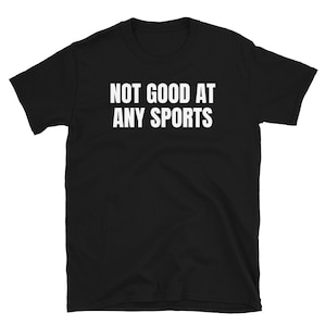 Puede incluir: Camiseta negra con texto blanco que dice "No soy bueno en ningún deporte".