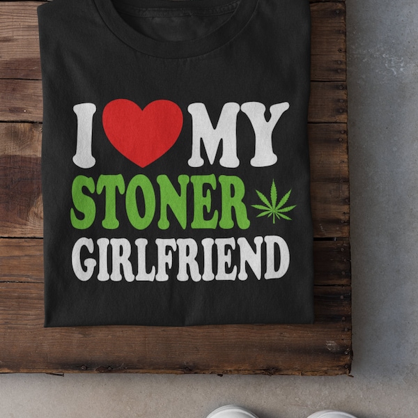 J'aime ma petite amie Stoner Statut de relation mignon Citation de partenaire de vie Humour T-shirt unisexe à manches courtes