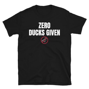 ZERO DUCKS GIVEN Actitud sarcástica y humor de cita generacional Camiseta unisex de manga corta