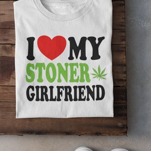 Ik hou van mijn stoner vriendin Schattig Relatie Status Levenspartner Citaat Humor Unisex T-shirt met korte mouwen afbeelding 1