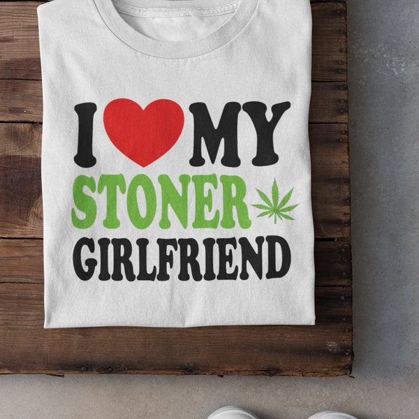 J'aime ma petite amie Stoner Statut de relation mignon Citation de partenaire de vie Humour T-shirt unisexe à manches courtes