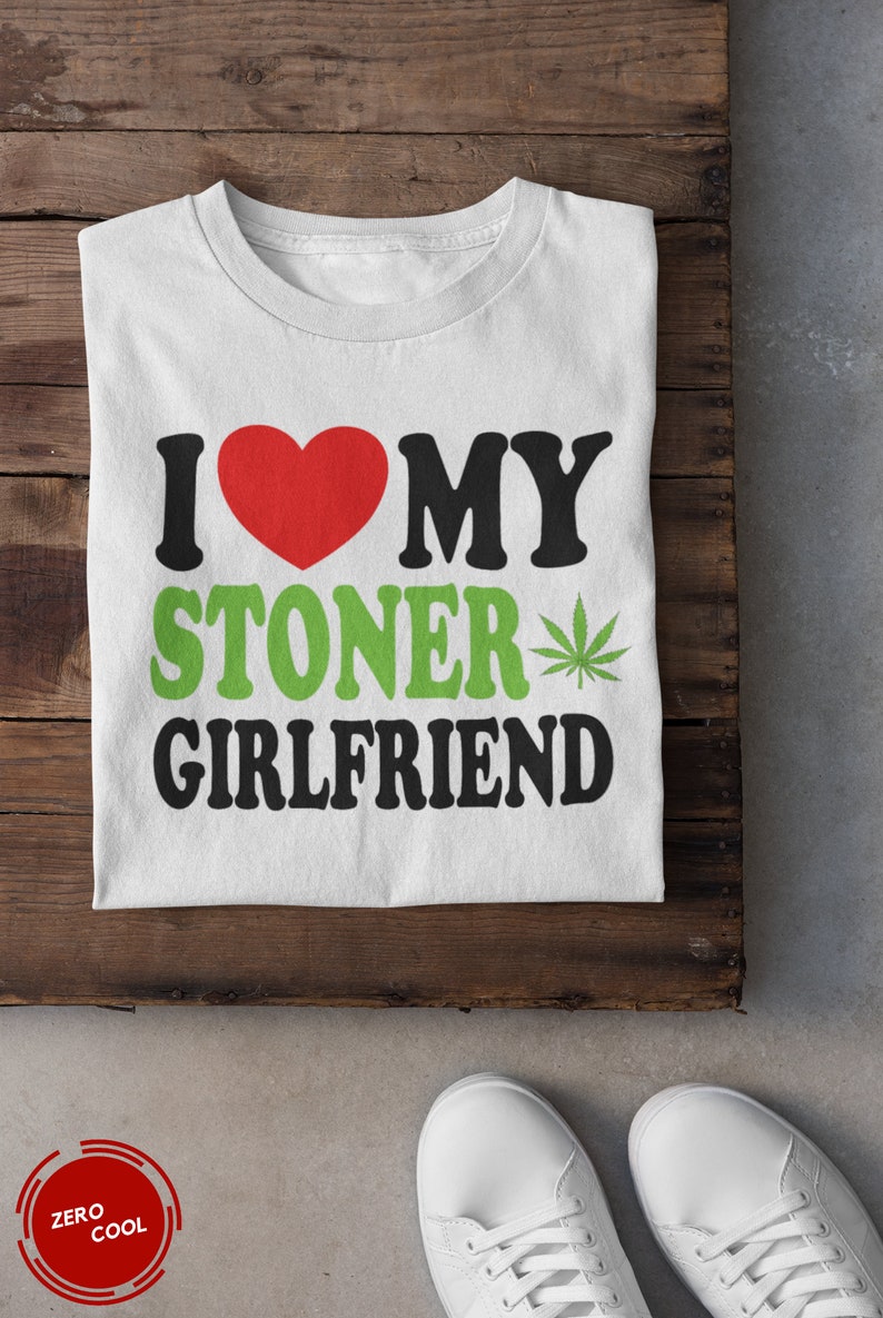 Camiseta unisex de manga corta con texto en inglés I Love My Stoner Girlfriend Cute Relationship Status Life Partner Quote imagen 1