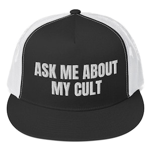 Könnte beinhalten: Schwarz-weiße Trucker-Kappe mit weißem Netzrücken. Die Vorderseite der Kappe trägt den Text "ASK ME ABOUT MY CULT" in Weiß.