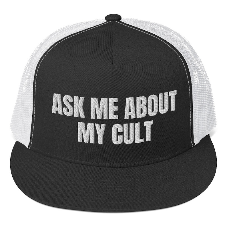Puede incluir: Gorra de camionero negra y blanca con una malla blanca en la parte posterior. La parte delantera de la gorra tiene el texto "ASK ME ABOUT MY CULT" en blanco.