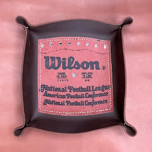 Bandeja de cuero hecha a mano con panel de fútbol americano oficial vintage de Wilson NFL, organizador, contenedor de todo, contenedor de bolsillo
