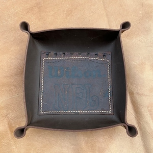 Bandeja de cuero hecha a mano con panel de fútbol americano oficial vintage de Wilson NFL, organizador, contenedor de todo, contenedor de bolsillo
