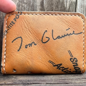 Cartera vintage Tom Glavine - Wilson Signature modelo A2654 con diseño de guante de béisbol - Cartera minimalista - Cartera con bolsillo frontal - Tarjetero