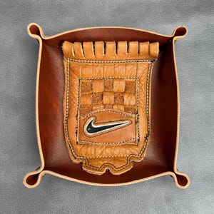 Bandeja de cuero hecha a mano con bolsillo con red para guantes de béisbol Nike vintage - Caddy / Catch-All.