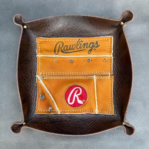 Bandeja de cuero hecha a mano con guante de béisbol Rawlings de cuero y etiqueta, organizador, contenedor multiusos y contenedor de bolsillo.