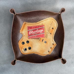 Bandeja de cuero hecha a mano con guante de béisbol Rawlings de cuero y etiqueta, organizador, contenedor multiusos y contenedor de bolsillo.