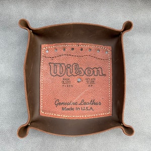 Bandeja de cuero hecha a mano con panel de fútbol americano oficial vintage de Wilson NFL, organizador, contenedor de todo, contenedor de bolsillo