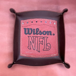 Bandeja de cuero hecha a mano con panel de fútbol americano oficial vintage de Wilson NFL, organizador, contenedor de todo, contenedor de bolsillo