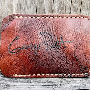 Billetera minimalista vertical con bolsillo frontal de George Brett, modelo exclusivo de guante de béisbol Wilson