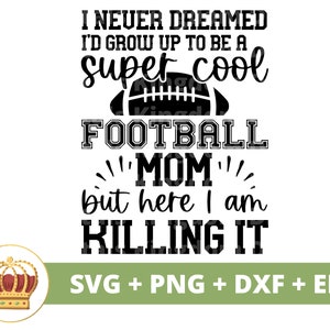Eu nunca sonhei que cresceria para ser uma mãe super legal do futebol SVG | Futebol svg Dia das Mães Aniversário Dia do Jogo Engraçado Outono Camisa PNG Corte Arquivo