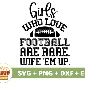 Garotas que amam futebol são raras. Esposa para cima. SVG | Futebol svg Irmã Mãe Vovó Dia de Jogo Esportes Engraçado Outono Camisa PNG Cup Cut File