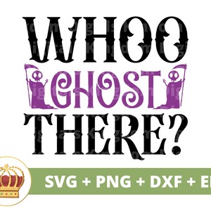 以下が含まれることがあります： 黒と紫のハロウィンテーマのデザインで、「WHOO GHOST THERE?」というテキストと2つの紫色の幽霊の図形があります。デザインはSVG、PNG、DXF、EPS形式で入手できます。