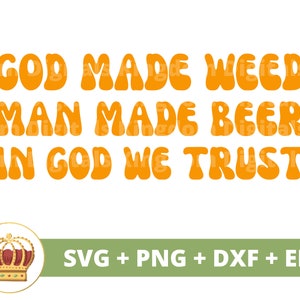 Op de afbeelding: Oranje tekst op een witte achtergrond luidt "God Made Weed Man Made Beer In God We Trust". Een gouden kroon met rode juwelen bevindt zich in de linkerbenedenhoek. De tekst "SVG + PNG + DXF + EPS" staat in groen op een witte achtergrond onder de kroon.