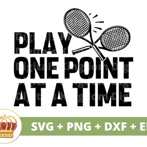 Jogue um ponto de cada vez SVG | Raquete de bola de tênis Engraçado Treinador Esportivo Mãe PNG Vida Mulher Conselho PNG Camisa Design Caneca Cricut Cut File