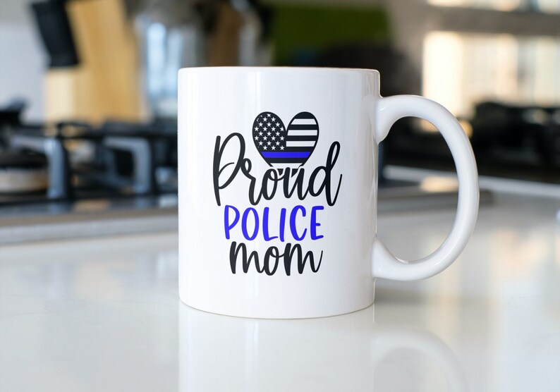 Trotse politiemoeder SVG | Blauwe lijnvlag, politieagent SVG, All American, VS, held, inspirerende citaten, mokontwerp, cricut gesneden bestand, peuter afbeelding 2