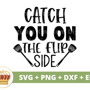 Puede incluir: Diseño gráfico en blanco y negro con el texto "Catch You On The Flip Side" con dos imágenes de espátulas negras a cada lado del texto. El texto está en una fuente de escritura a mano. Debajo del texto está el texto "SVG + PNG + DXF + EPS" en negro.