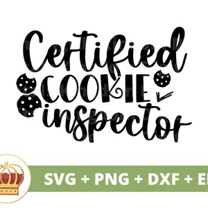 Pode incluir: Design em preto e branco com o texto "Certified Cookie Inspector" e duas imagens de biscoitos. Os arquivos SVG, PNG, DXF e EPS estão incluídos.