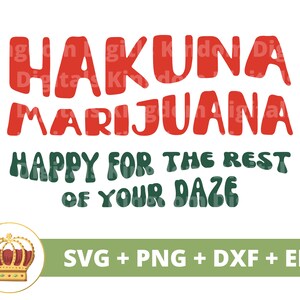 Puede incluir: Texto rojo y verde sobre fondo blanco que dice "Hakuna Marijuana Happy for the Rest of Your Daze". Una corona dorada con joyas rojas se encuentra en la esquina inferior izquierda. El texto "SVG + PNG + DXF + EPS" está en verde sobre un fondo verde claro.