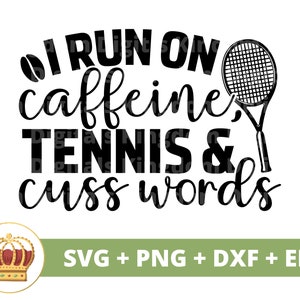 Eu corro com cafeína Tênis e palavrões SVG | Tênis Café Engraçado Treinador Esportivo Mãe PNG Vida PNG Atleta Camisa Design Caneca Cricut Cut File