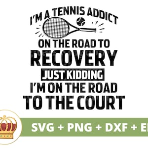 Sou um viciado em tênis no caminho da recuperação SVG | Raquete de bola de tênis engraçado treinador esportivo mãe PNG vida mulher PNG camisa design caneca arquivo de corte cricut