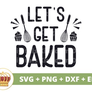 Puede incluir: Diseño gráfico en blanco y negro con el texto "Let's Get Baked" con dos iconos de batidor y cupcake. El texto "SVG + PNG + DXF + EPS" está debajo del diseño gráfico.