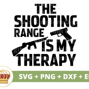 Puede incluir: Diseño gráfico en blanco y negro con el texto "The Shooting Range Is My Therapy". El gráfico incluye dos siluetas de armas de fuego. El texto "SVG + PNG + DXF + EPS" está debajo del gráfico.
