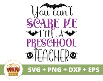Può includere: Testo viola su sfondo bianco che recita "You can't SCARE ME I'M A PRESCHOOL TEACHER". Il design include pipistrelli e teschi.
