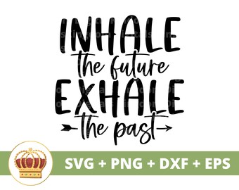 Könnte beinhalten: Schwarz-weißes Text-Grafikdesign mit dem Text "Inhale the future, exhale the past" mit Pfeilen, die nach links und rechts auf den Text zeigen. Die Grafik wird von einer goldenen Krone begleitet.