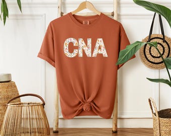 Camiseta floral de CNA, camiseta de asistente de enfermería con colores cómodos, camiseta de CNA, camiseta de CNA, camiseta linda de CNA, camiseta de asistente de enfermería certificado, regalo de CNA
