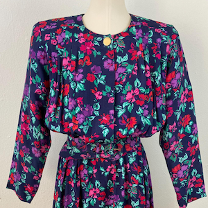Vintage 80s Floral Print In Rayon Soft Pleaded Collarless Long Sleeve Confort Spring-Summer SHIRTDRESS By Leslie Fay, Size-12.