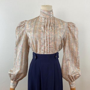 Vintage 80s Silk Jacguard Paisley Metallic Print With Puffy Shoulders And Cuff Long Sleeves Elegant Blouse By Evan Picone Size-8.