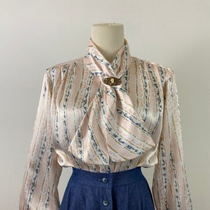 Vintage 90s Soft Pastel Peach And Grey Colors Elegant Blouse By Alfred Dunner size-10, Satin Long Sleeves Short Bow Collard Blouse-Tops.