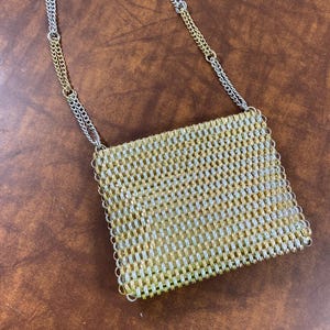 Bolso de hombro vintage Walborg de los años 60, metalizado, bicolor, dorado y plateado, con disco de aluminio chapado en oro, estilo modernista de alta costura de Paco Rabbane.
