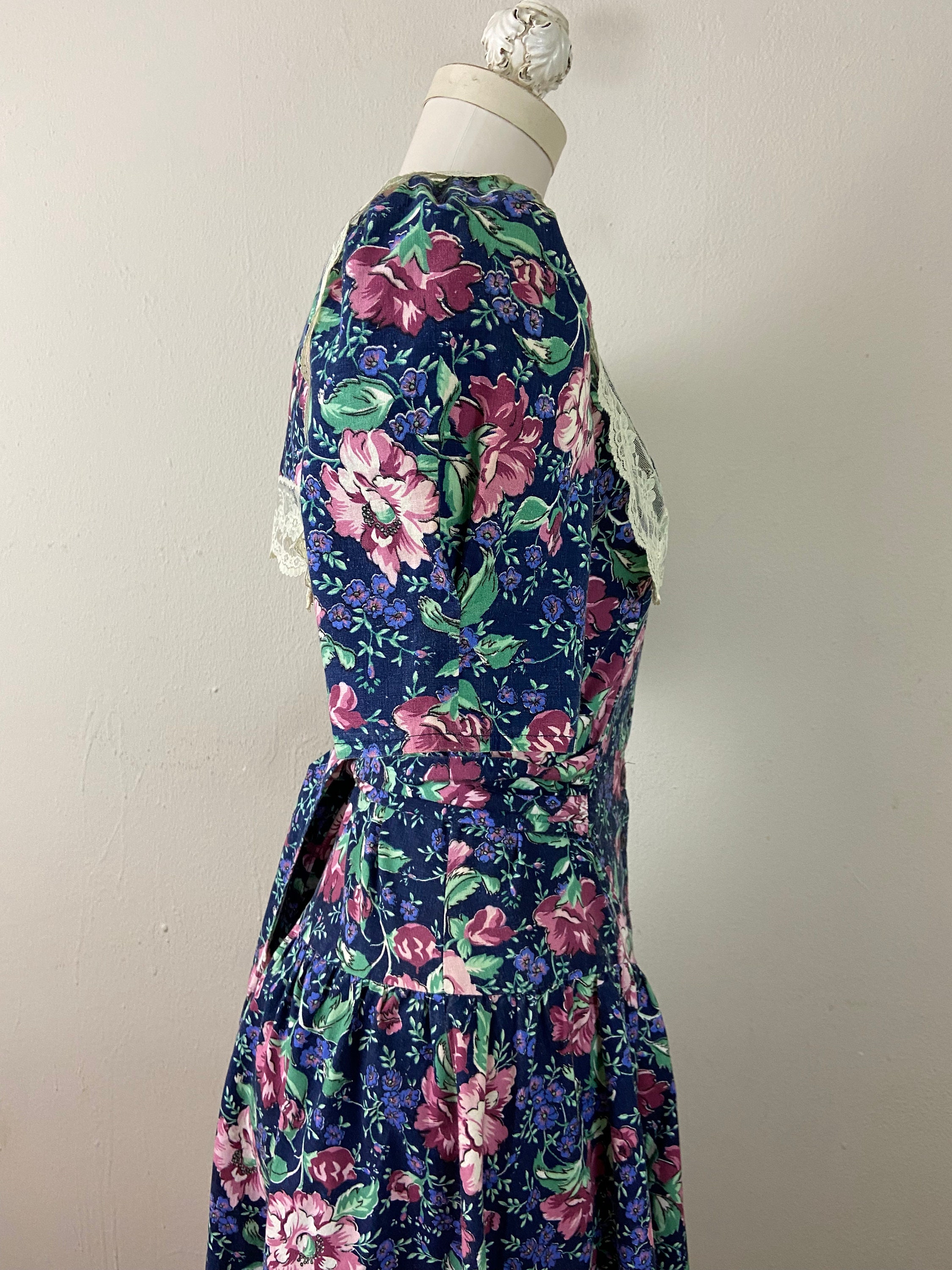 Vintage 80s Cotton Flower Print and Lace Trim Cottegecore Vintage 80s Cotton Flower Print and Lace Trim Cottegecore
