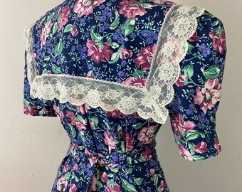 Vintage 80s Cotton Flower Print and Lace Trim Cottegecore