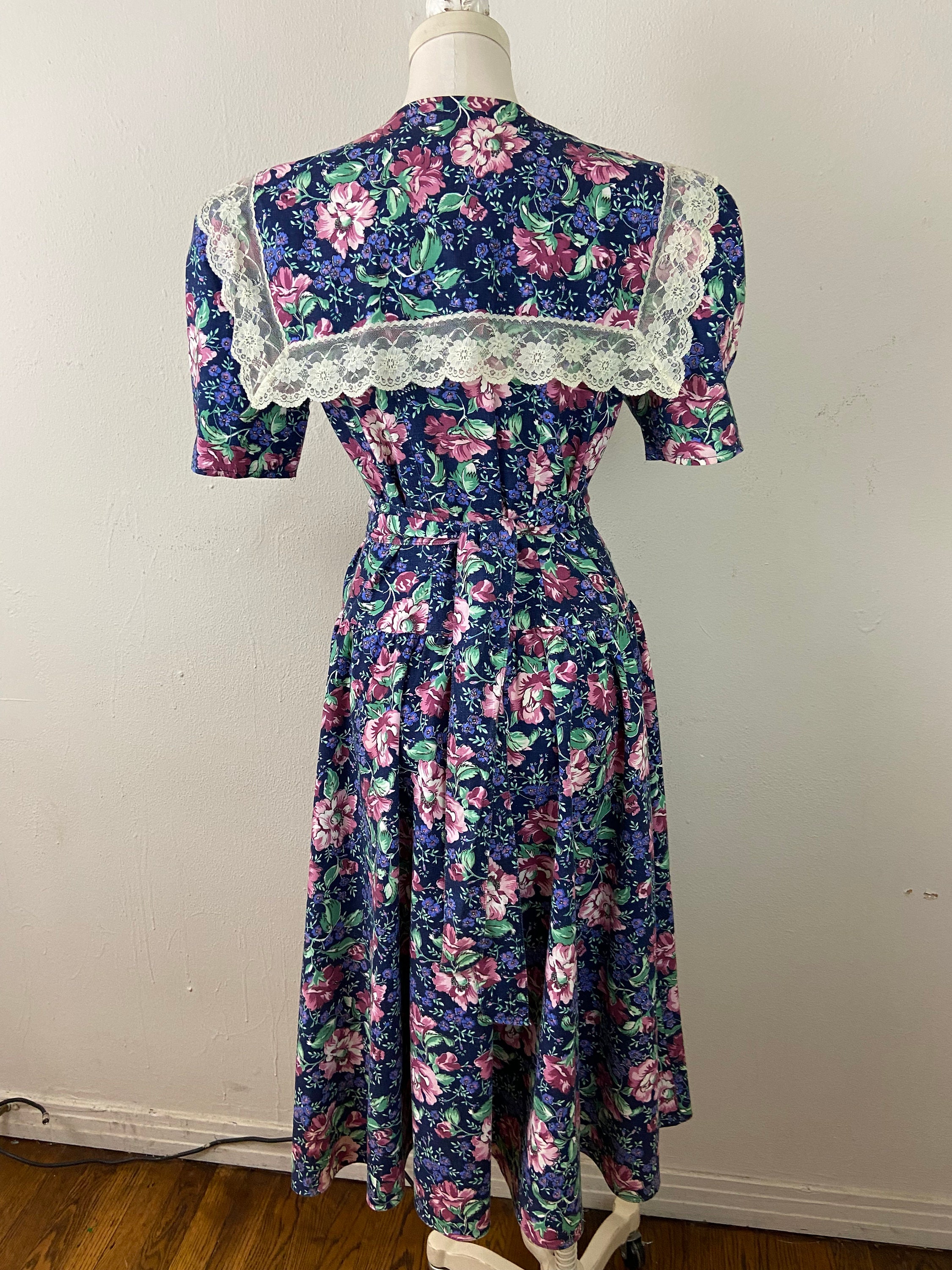 Vintage 80s Cotton Flower Print and Lace Trim Cottegecore