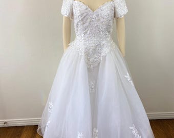 Vintage 90s White Off-The Shoulders Princes Style Wide Skirt weeding Dress By Michael Angelo.