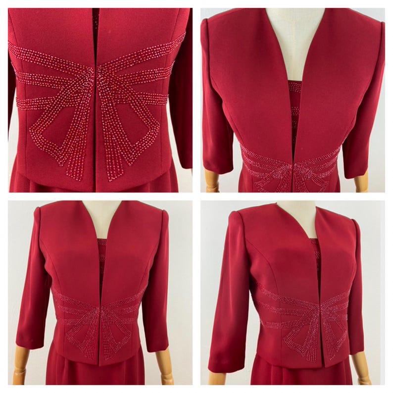 Op de afbeelding: Een rode tweedelige outfit met een jasje en een jurk. Het jasje heeft driekwart mouwen en een V-hals. Zowel het jasje als de jurk zijn versierd met een kralenpatroon. De outfit wordt gepresenteerd op een mannequin.