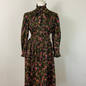 Vintage 70s Brown Floral Print Cottegecore Long Sleeves Dress, High Ribbon Collard Prairie Rose Print Summer-Spring Dress.