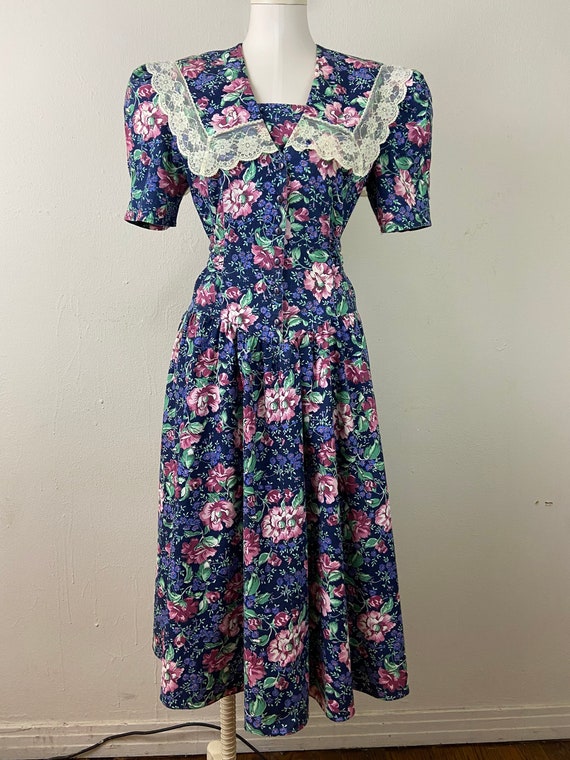Vintage 80s Cotton Flower Print and Lace Trim Cottegecore Vintage 80s Cotton Flower Print and Lace Trim Cottegecore