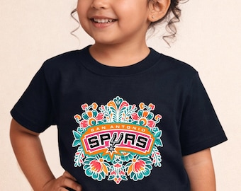 Dziecięca miękka koszulka do koszykówki San Antonio Spurs Fiesta | Młodzież + Maluch + Niemowlę | Koszulka z nadrukiem graficznym | Jednoczęściowy kombinezon