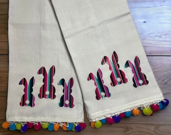 Juego de toallas de saco de harina de Pascua / Conejito de sarape y ribete de pompones